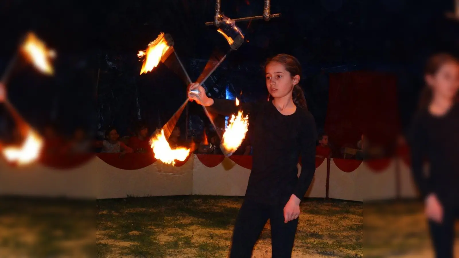 Traut sich an die Fackeln: Chiara beim Circus Galliano. (Foto: tab)