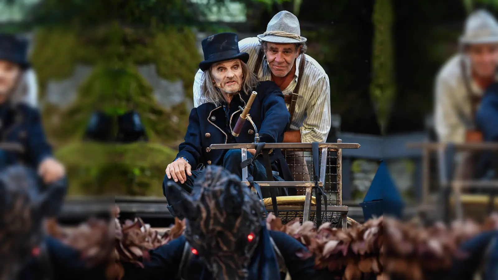 Eisi Gulp (vorne) als Boandlkramer und Wolfgang Maria Bauer als Brandner Kaspar kehren auf die Erde zurück. (Foto: Luisenburg-Festspiele/Florian Miedl)