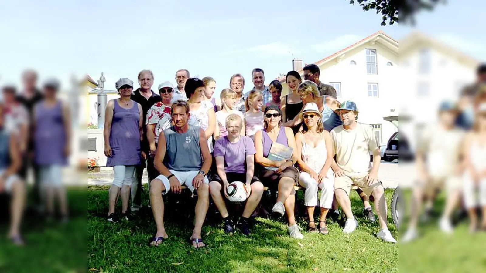Bei bestem Sommerwetter: Die glücklichen Sieger der Bildersuchfahrt durch die Gemeinde Frauenneuharting aus dem Vorjahr.	 (Foto: Heimatverein Frauenneuharting)