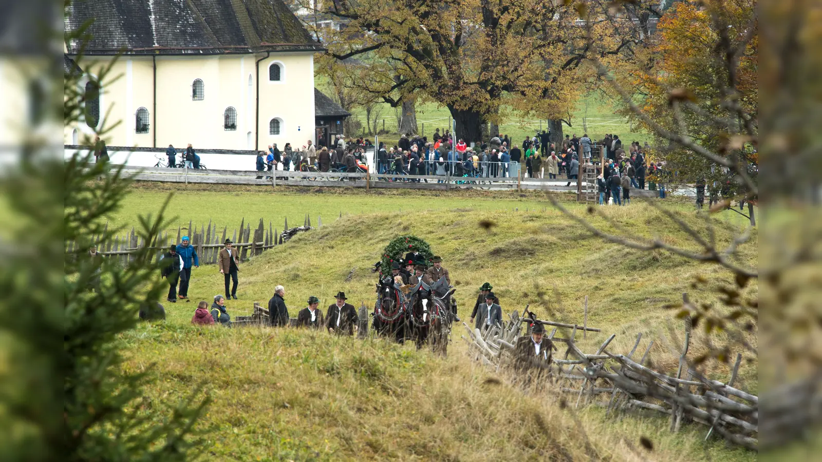Von Fischhausen aus geht der Zug ins Museum. (Foto: Markus Wasmeier)