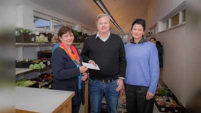 Übergabe (v.l.): Eva Genseleiter (Haarer Tisch), Helmuth Bahr (Elternbeirat Kiga Ottendichl) und Yvonne Kybart (Elternbeirätin Kiga Ottendichl). (Foto: Gemeinde Haar)