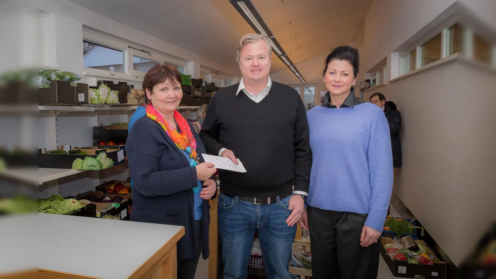 Übergabe (v.l.): Eva Genseleiter (Haarer Tisch), Helmuth Bahr (Elternbeirat Kiga Ottendichl) und Yvonne Kybart (Elternbeirätin Kiga Ottendichl). (Foto: Gemeinde Haar)