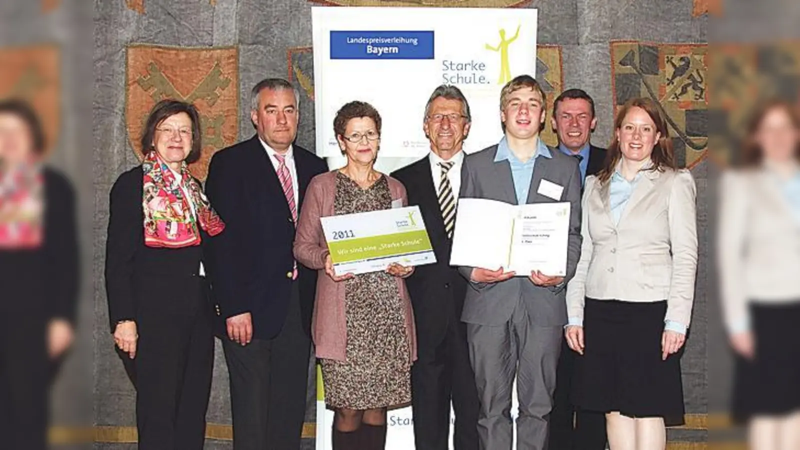 Bei der Preisverleihung (v. l.): Marlehn Thieme, Dr. Ludwig Spaenle, Schulleiterin Christina Grasse, Ernst Baumann, Schüler Tobias Schulze, Ralf Holtzwart und Maren Hullen.	 (Foto: Gemeinnützige Hertie-Stiftung)