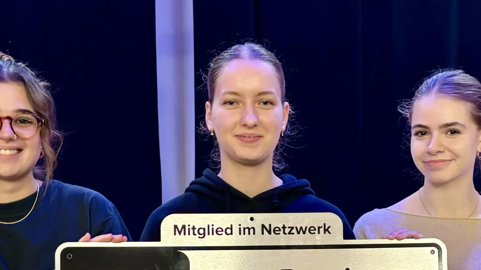 Geschafft! Die Schülersprecherinnen des Bert-Brecht-Gymnasiums haben viel erreicht. Nun darf sich das Gymnasium „Schule ohne Rassismus – Schule mit Courage” nennen. (Foto: Ulrike Seiffert)