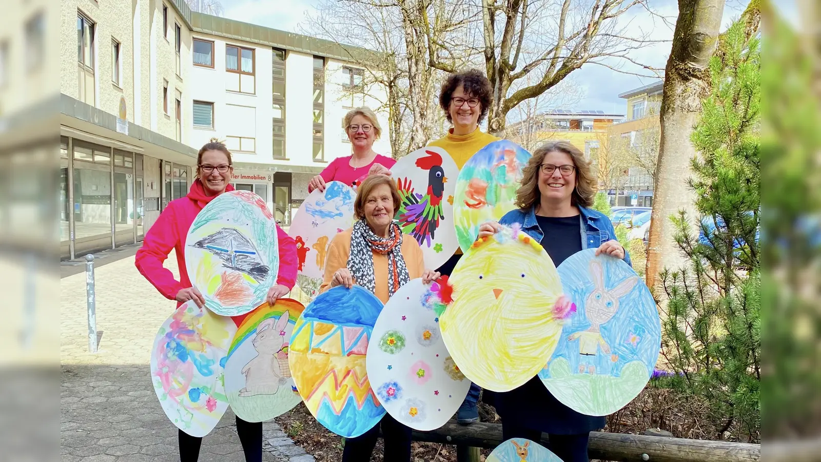 Diese bunten Ostereier, die von Germeringer Einzelhändlerinnen präsentiert werden, gilt es zu finden. (Foto: Wirtschaftsverband Germering)