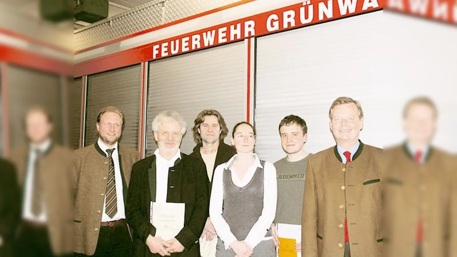 Kommandant Thomas Lix (l.) und Bürgermeister Jan Neusiedl (r.) freuen sich über Neuzugang David Große (2. v. r.) und die Ehrungen für (v. l.) Anton Portenlänger, Christian Steininger und Katrin Sedlmair.   (Foto: hol)