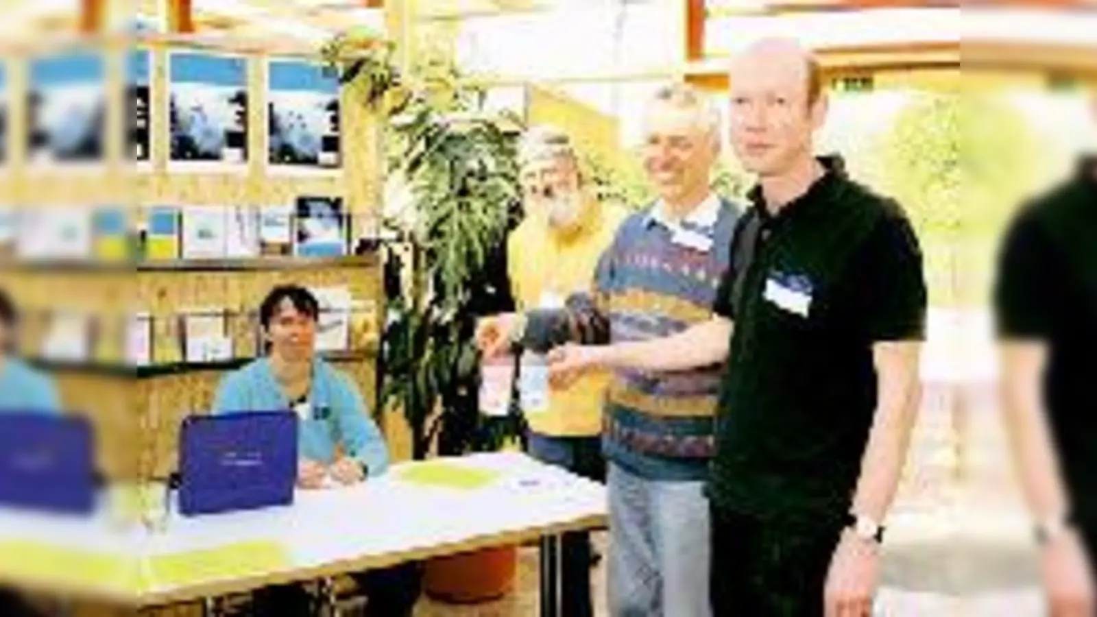 Vielerorts kann man inzwischen mit dem REGIO bezahlen, wie Heinz Brachvogel vom Umweltnetz München-Ost, Kuno Kübler und Michael Mayr von der REGIO-Gruppe München (v. li.) informieren.  (Foto: Föll)