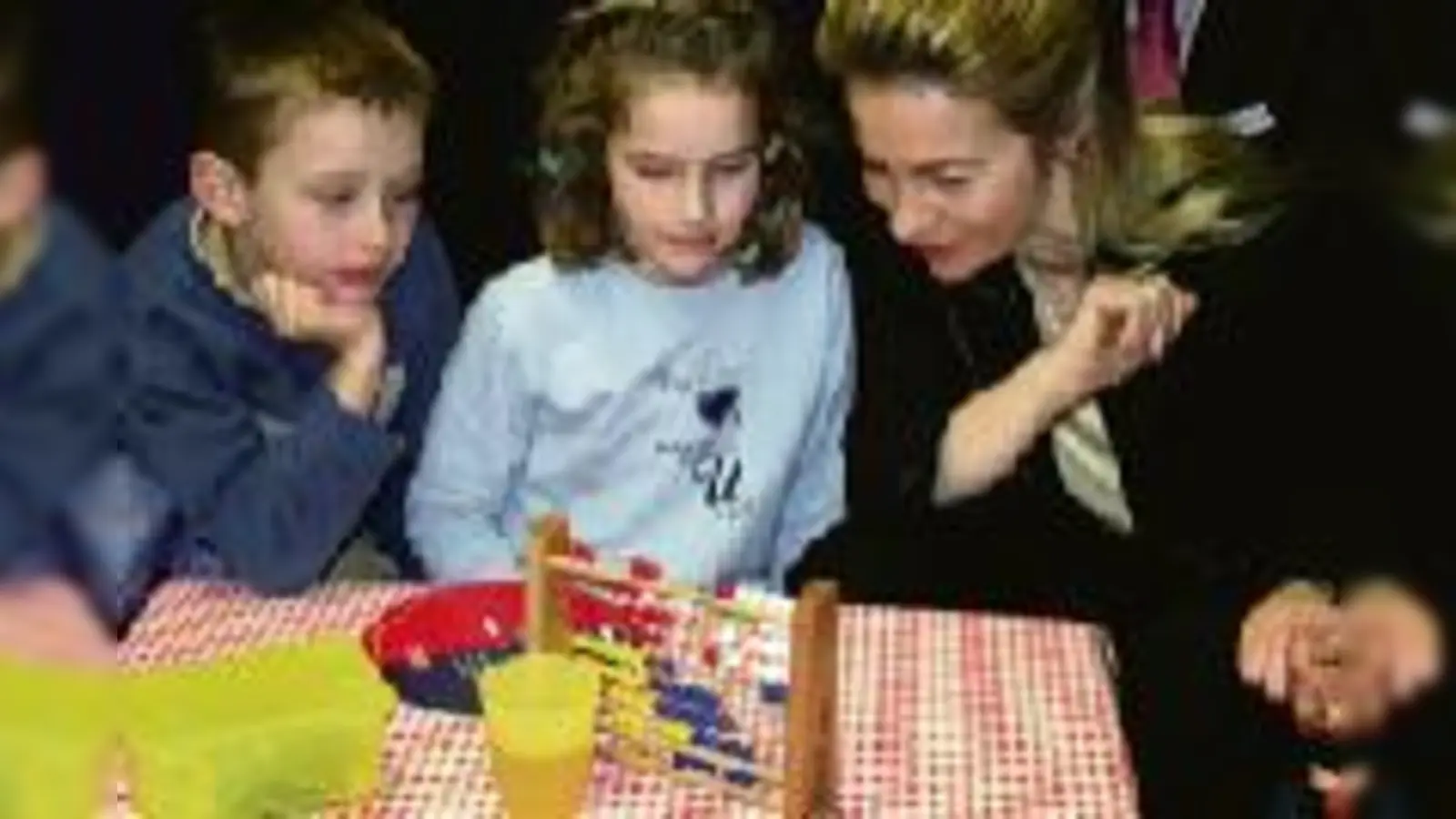 Ministerin mit  (Foto: Von der Leyen versuchte gemeinsam mit den Harthofer Kindern etwas Normalität im Blitzlichtgewitter zu demonstrieren. gf)