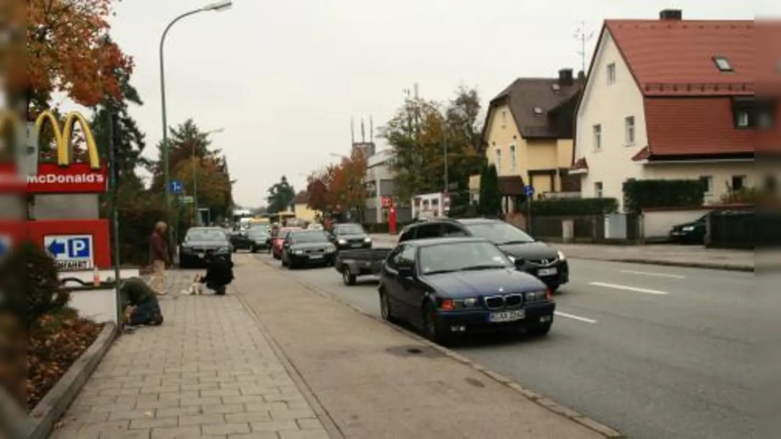 Von „Gefährlicher Unsinn“ bis „Recht so!“ reichten die Kommentare der Fußgänger während der Parkaktion an der Verdistraße. Bei den Autofahrern war die Reaktion weniger breit gefächert. Da gab es Hupkonzerte, Stinkefinger und aufheulende Motoren, wenn der Weg endlich wieder frei war. (Foto: US)