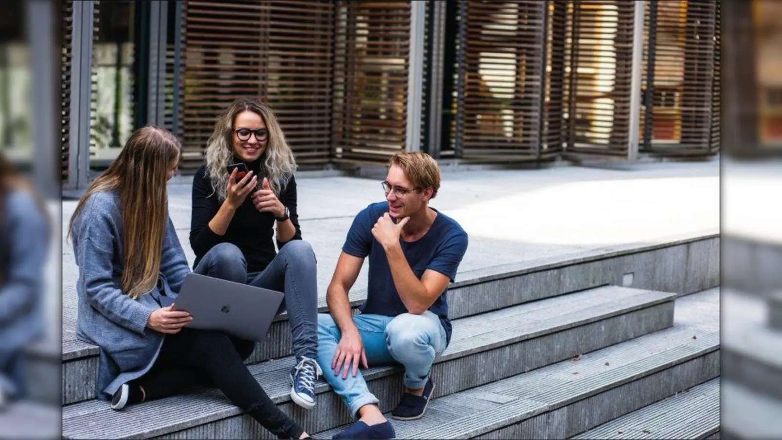 Fachwissen wird immer häufiger digital vermittelt - auch im Handwerk. Wie gut das heute funktionieren kann, zeigt beispielsweise das InformationsZentrum Beton mit seinen vielfältigen Lern- und Lehrangeboten für Studenten, Architekten und Verarbeiter. (Foto: Buro Millennial/Pexels)