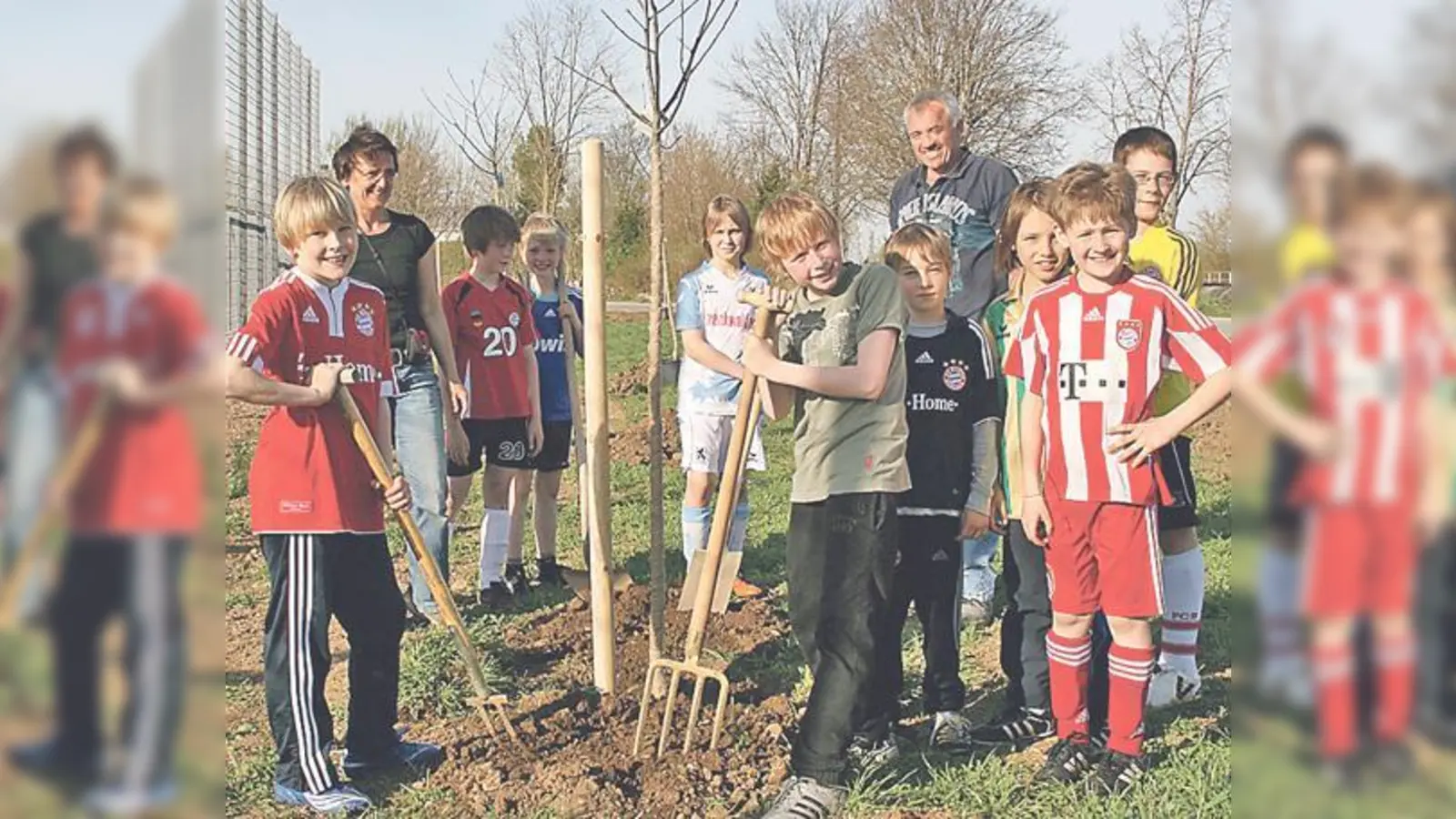 Mit Feuereifer pflanzten junge Spieler des FC Deisenhofen neue Obstbäume.   (Foto: hol)