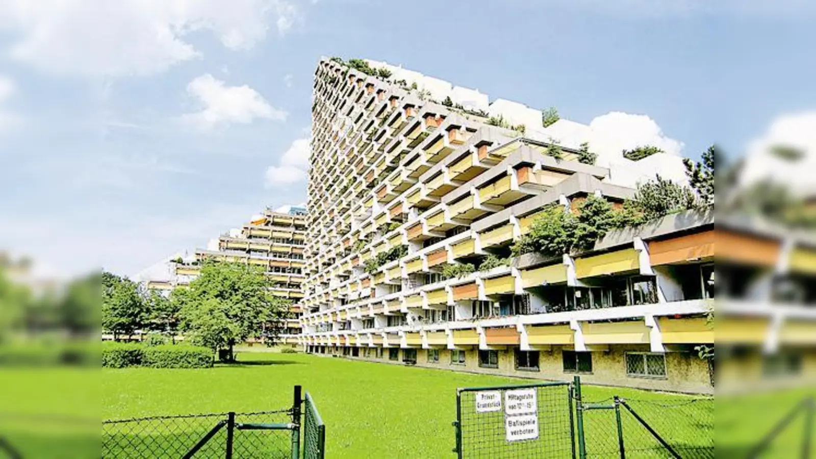 Moderner Baustil der 70er: Das 18-stöckige Pharao-Haus am Fritz-Meyer-Weg in Oberföhring. Der Name kommt von dem pyramidenähnlichen Look.  (Foto: ikb)