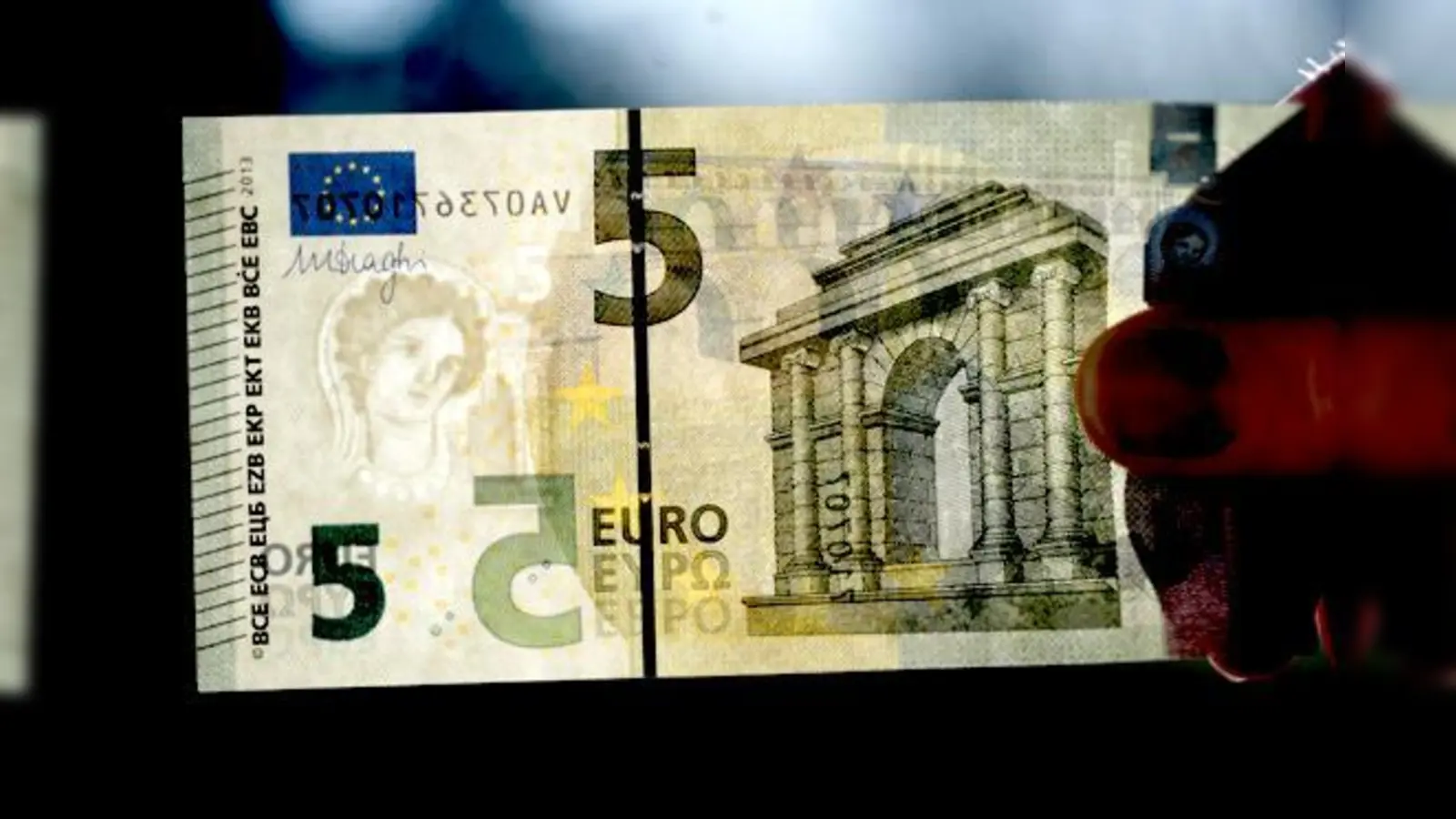 So sieht der neue 5 Euro-Schein aus: Gegen das Licht gehalten ist das Wasserzeichen zu erkennen, die Königstochter Europa.  (Foto: (c) Bert Bostelmann/Bundesbank)