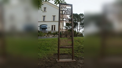 Die Gemeinde Machtlfing setzt dem Widerstandskämpfer Albrecht Haushofer und den Machtlfinger Familien, die ihn beschützten, ein Denkmal für Zivilcourage. (Foto: Eisinger)