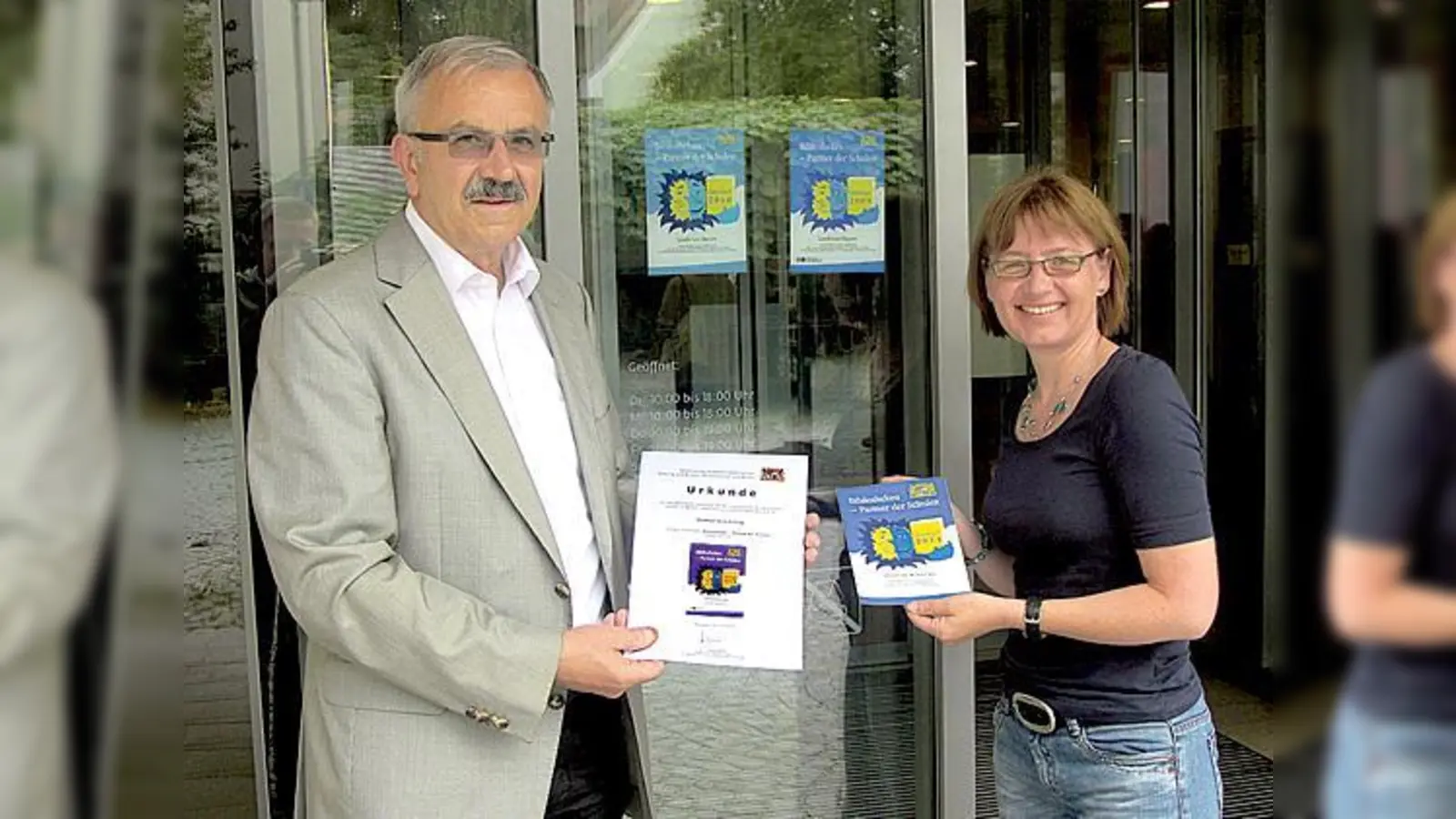 Kulturreferent Ludwig Kirmair sowie Büchereileiterin Ingrid Müller-Hess freuen sich über das Gütesiegel. 	 (Foto: Stadt Erding)