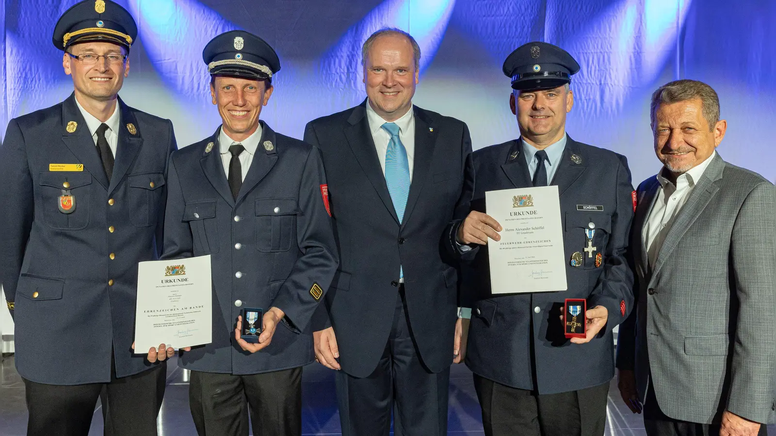 Johannes Bußjäger (2.v.l.) und Alexander Schöffel (2.v.r.) wurden für ihre besonderen Verdienste ausgezeichnet. Es gratulierten Kreisbrandrat Harald Stoiber, Landrat Christoph Göbel und Bürgermeister Klaus Korneder.  (Foto: Robert Kiderle)