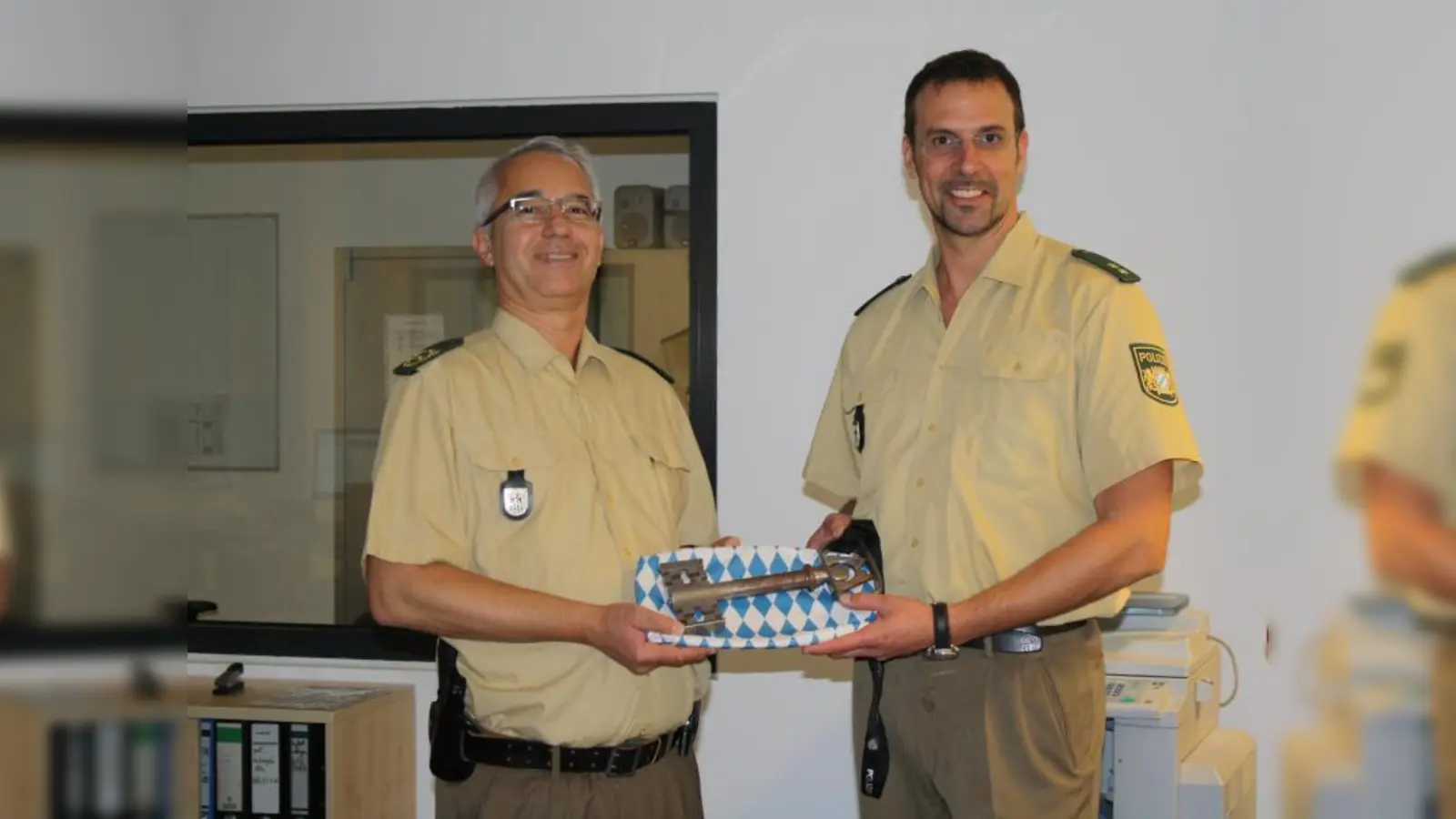 Symbolische Schlüsselübergabe: Münchens Polizeipräsident Wilhelm Schmidbauer (li.) und der Leiter der Polizeiinspektion Neuhausen, Ulrich Rothdauscher. (Foto: sb)
