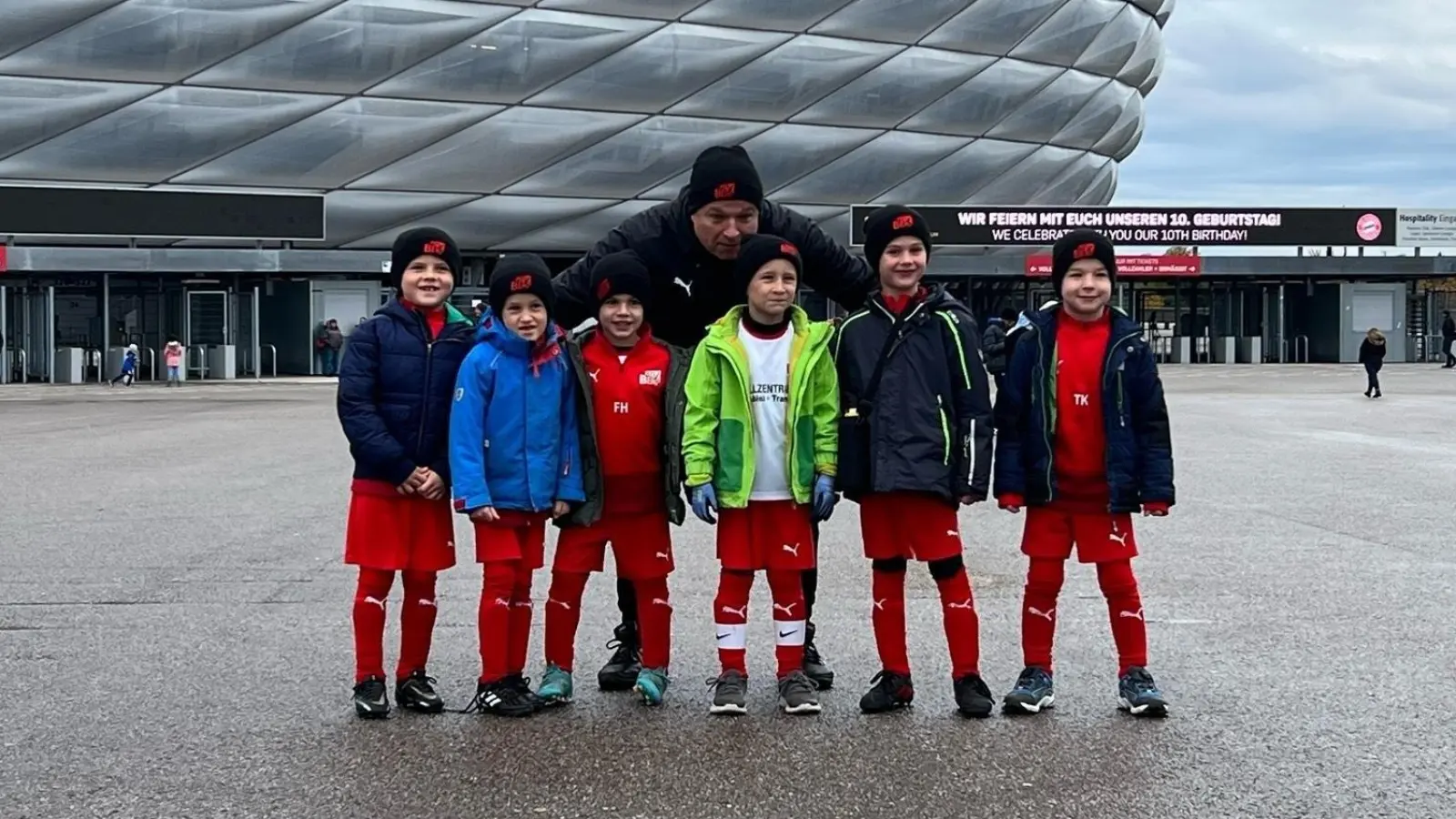 Tolles Erlebnis: Die Fußballkids vom MTV Berg und ihr Trainer Thorsten Schmale freuen sich, beim Turnier in der Allianz-Arena mit dabei sein zu können. (Foto: MTV Berg)