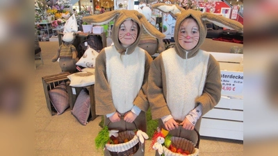 Niedliche Osterhäschen begrüßen die Ostermarktbesucher mit Glückslosen und süßen Naschereien. (Foto: MoebelCentrale)