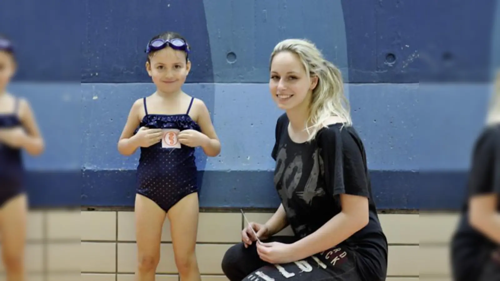 Mia (5) präsentiert stolz ihr »Seepferdchen«, das sie bei den Riemleringer Haien gemacht hat. 	 (Foto: VA)