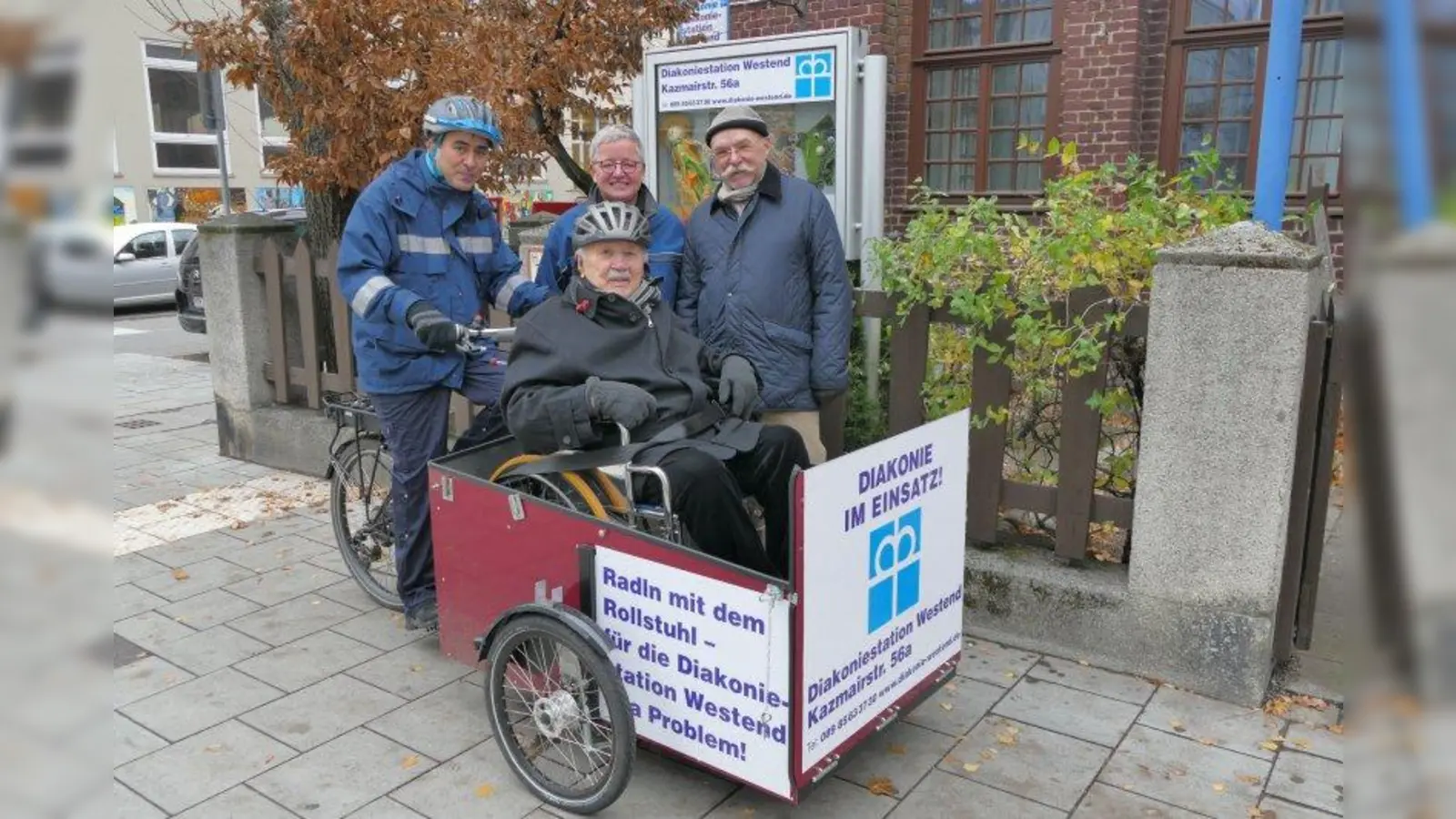 Klient Kurt Huber (vorne) genießt den Freiluft-Fahr-Service der Diakoniestation. Hinten von links: Pflegekraft Javad Razgardani, Geschäftsführerin Petra Hoffmann-Dax und Ludwig Wörner, Vorsitzender des Träger-Vereins. (Foto: ds)