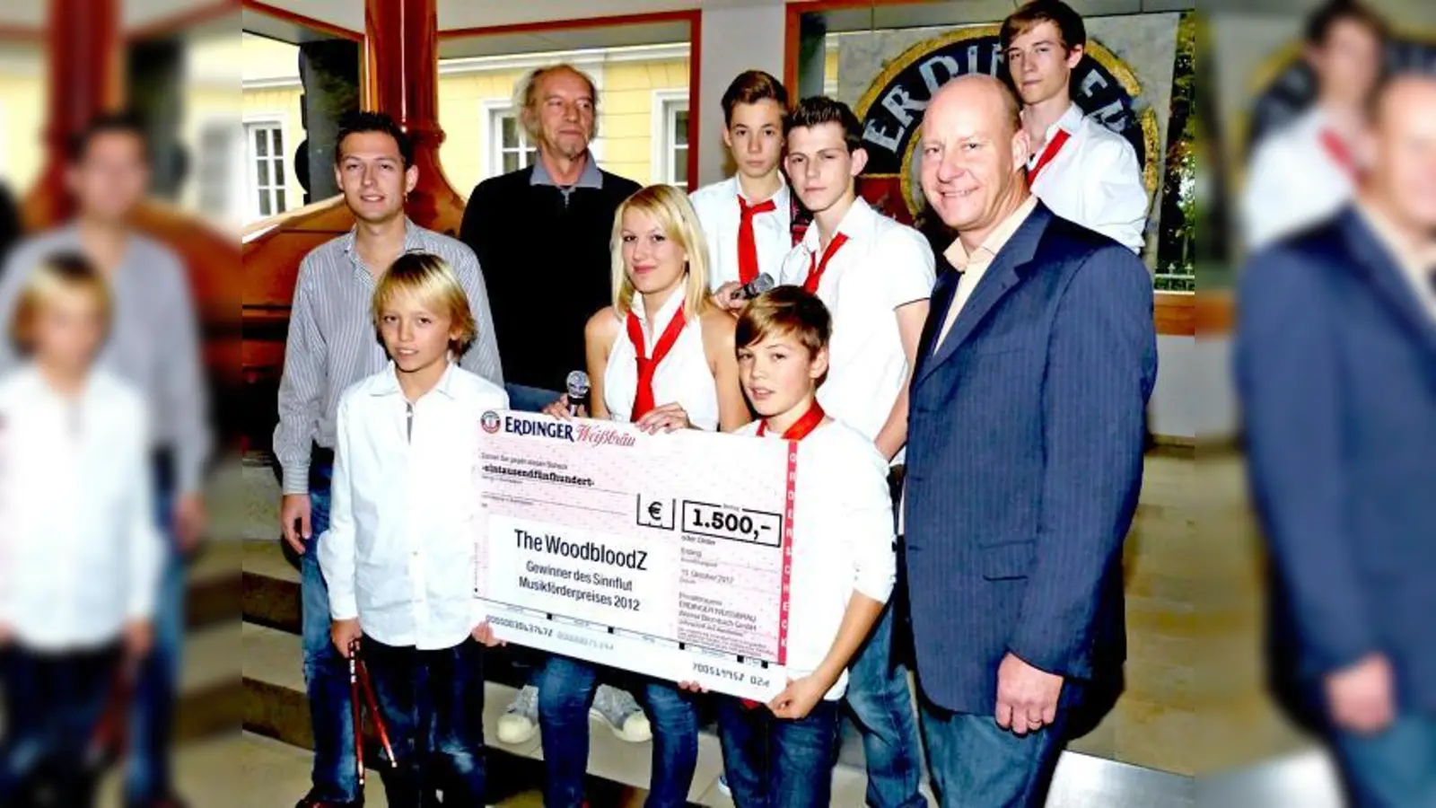 Die Sieger des Sinnflut-Förderpreises 2012: WoodbloodZ aus Finsing mit Börnie Sparakowski (Sinnflut) und Andreas Brenninger (Weißbräu-Marketing). 	 (Foto: bb)