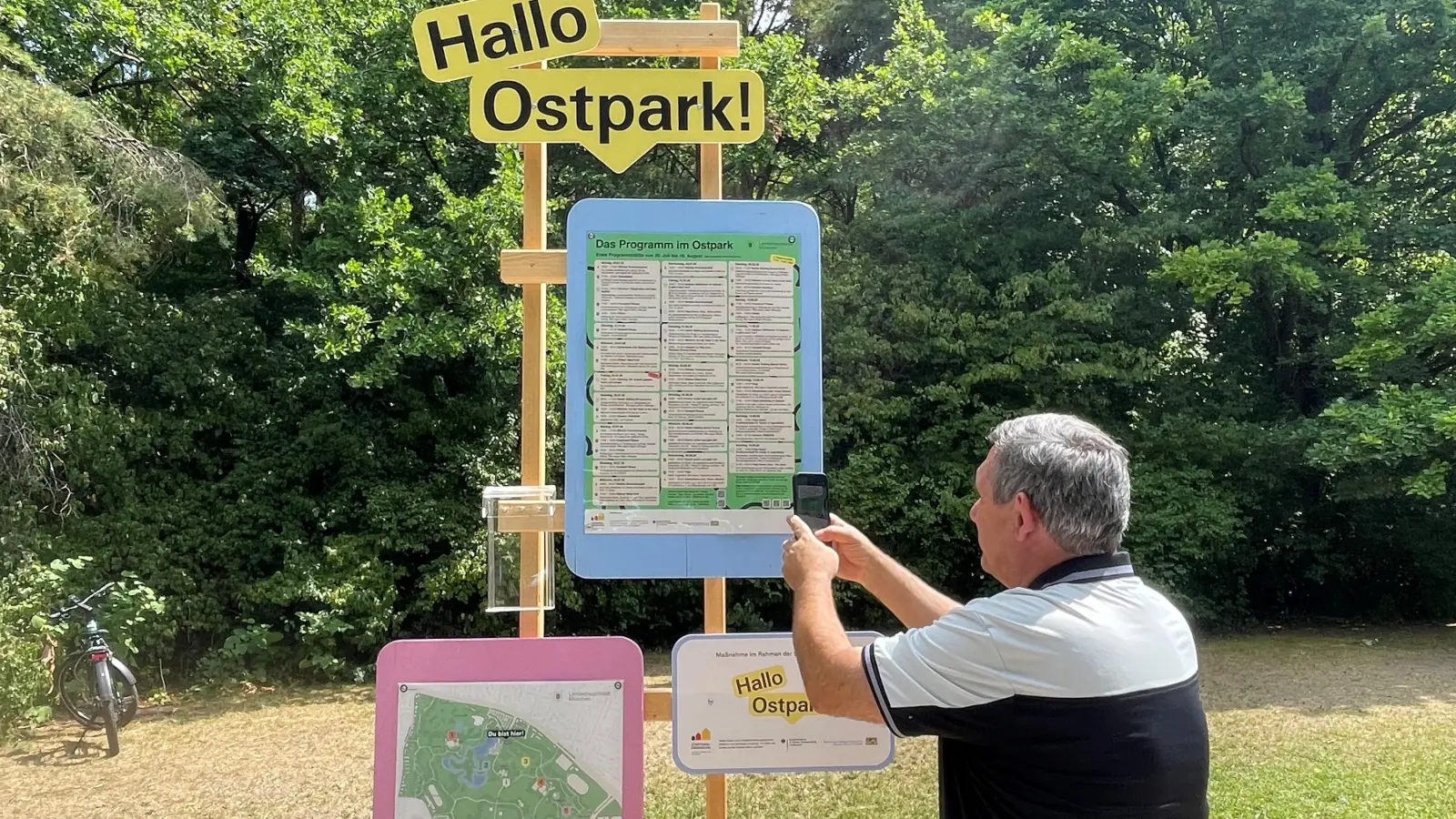 Direkt am Eingang zum Ostpark findet man eine Übersicht über alle Standorte und Angebote. Einfach QR-Code scannen und los geht's. (Foto: hw)
