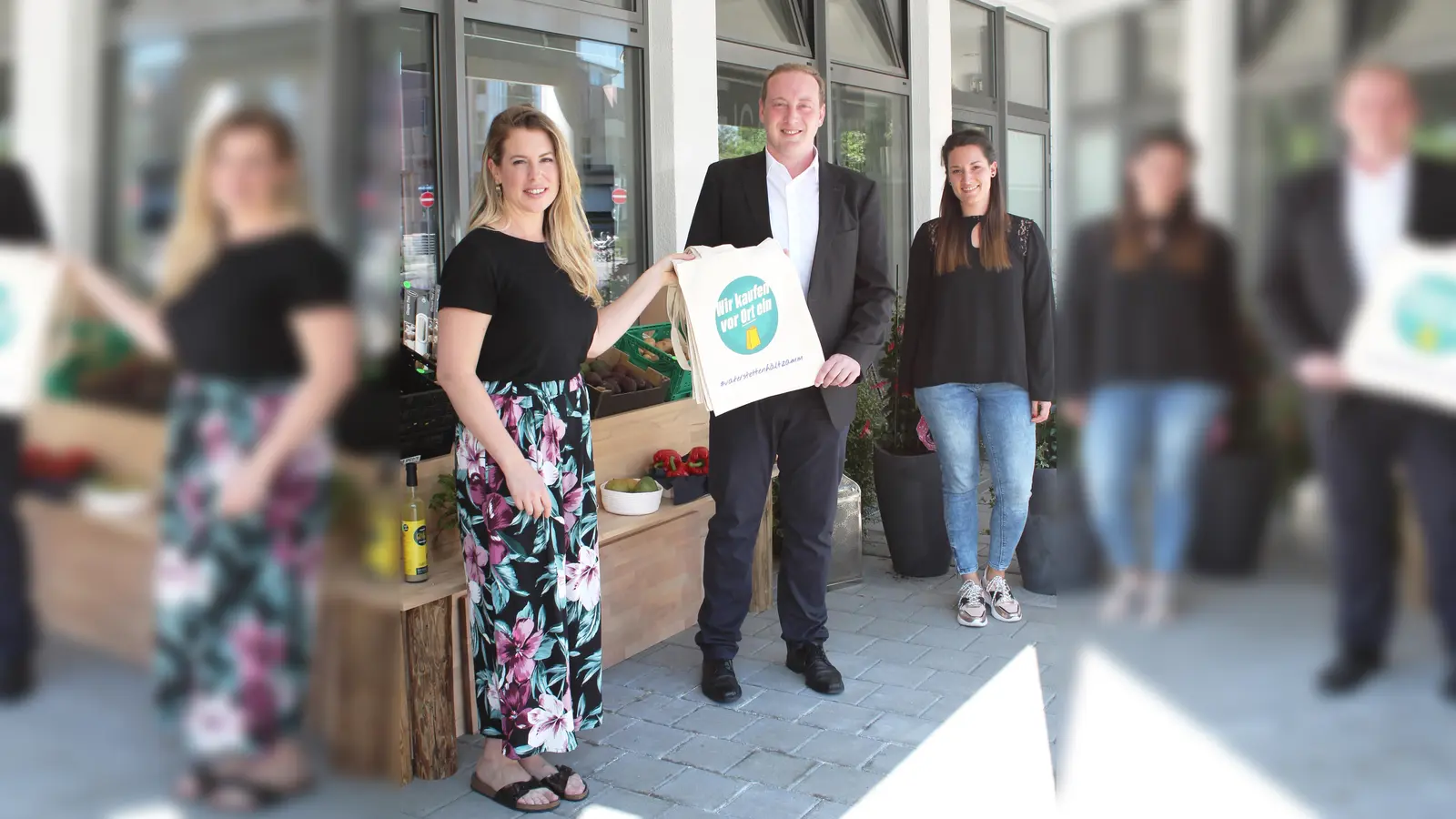 Bürgermeister Leonhard Spitzauer (Mitte) und Selina Walther (rechts) überreichten den ersten Teilnehmern die Stoffbeutel persönlich.  (Foto: kr/Gemeinde Vaterstetten)