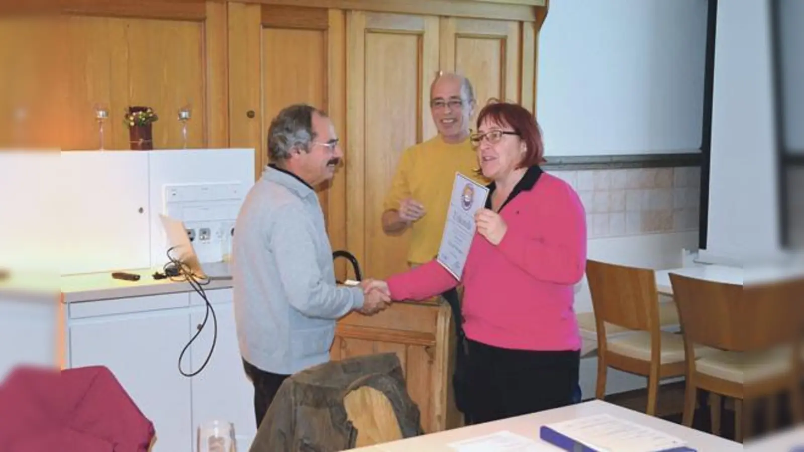 Manuela Auinger, Sportreferentin der Gemeinde Neufahrn, überreicht Ulrich Bergers die Urkunde, die seine Ehrenmitgliedschaft im SSC Neufahrn bezeugt.	 (Foto: VA)