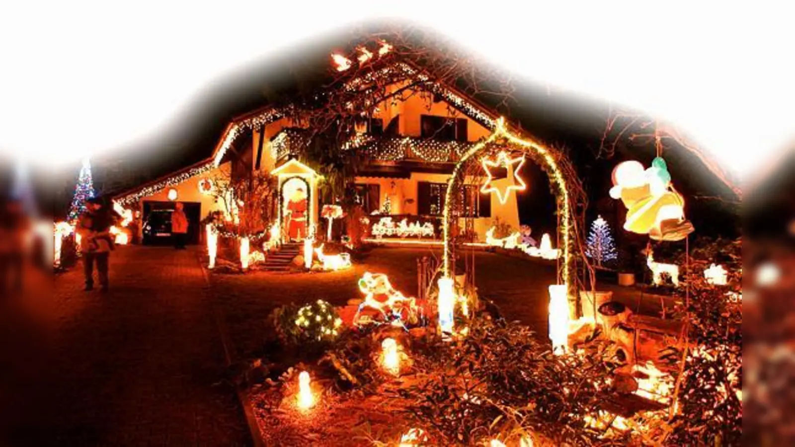 Ein weihnachtliches Lichtermeer ist das Haus der Familie Huber im Eichenweg in Ottenhofen. Hier bekommen Gäste Glühwein und Kinderpunsch für einen guten Zweck. 	 (Foto: sy)