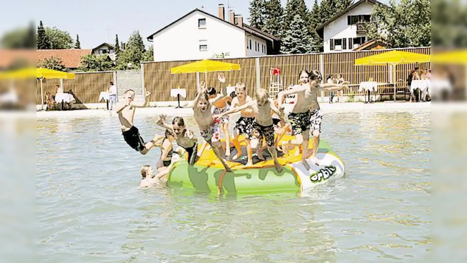 Im Nu eroberten Kinder und Jugendliche das Schwimmbad.  (Foto: hol)