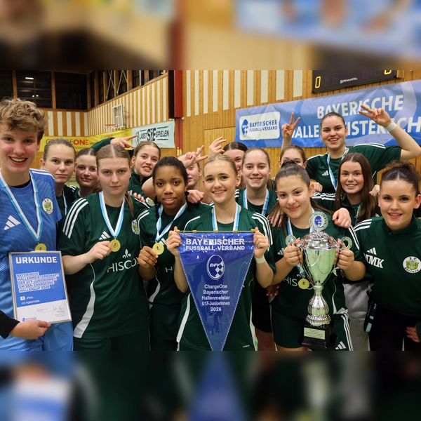 Der Pokal geht in den Landkreis Erding: Die U17-Juniorinnen des FC Forstern sind zum zweiten Mal Bayerische Hallenmeisterinnen.  (Foto: Kendra Altmann/BFV)