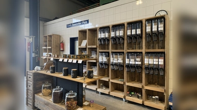 Die Lebensmittel im Unverpacktladen lassen sich bequem in eigene Dosen und Gläser abfüllen.  (Foto: Rieselbar)