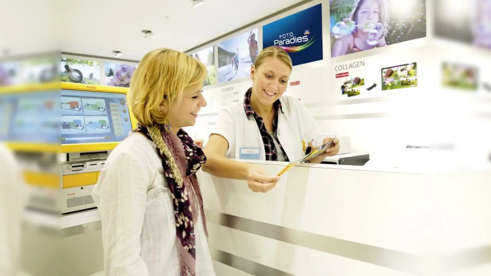 Im neuen dm-Markt finden die Kunden stets einen kompetenten Mitarbeiter am Kodak-Foto-Bedienservice, der den Kunden bei Bedarf hilfreich zur Seite steht. (Foto: dm)