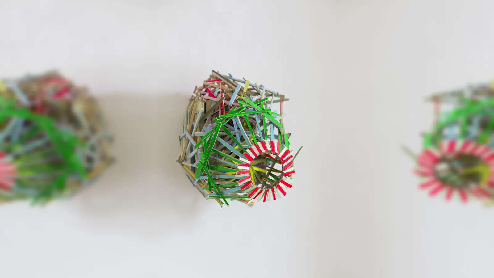 "Spion" von Carolina Camilla Kreusch, 2017, Karton, Balsaholz, Lack, 24 x 30 x 32 cm. (Foto: Amelie Niederbuchner)