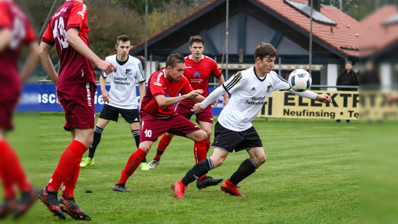 Vor dem 1. September wird in Bayerns Amateurligen (hier exemplarisch FC Finsing gegen FC Schwabing) kein Ball rollen. Die Vereine plädieren mehrheitlich dafür, dann die Saison 2019/20 zu Ende zu spielen. (Foto: Christian Riedel)