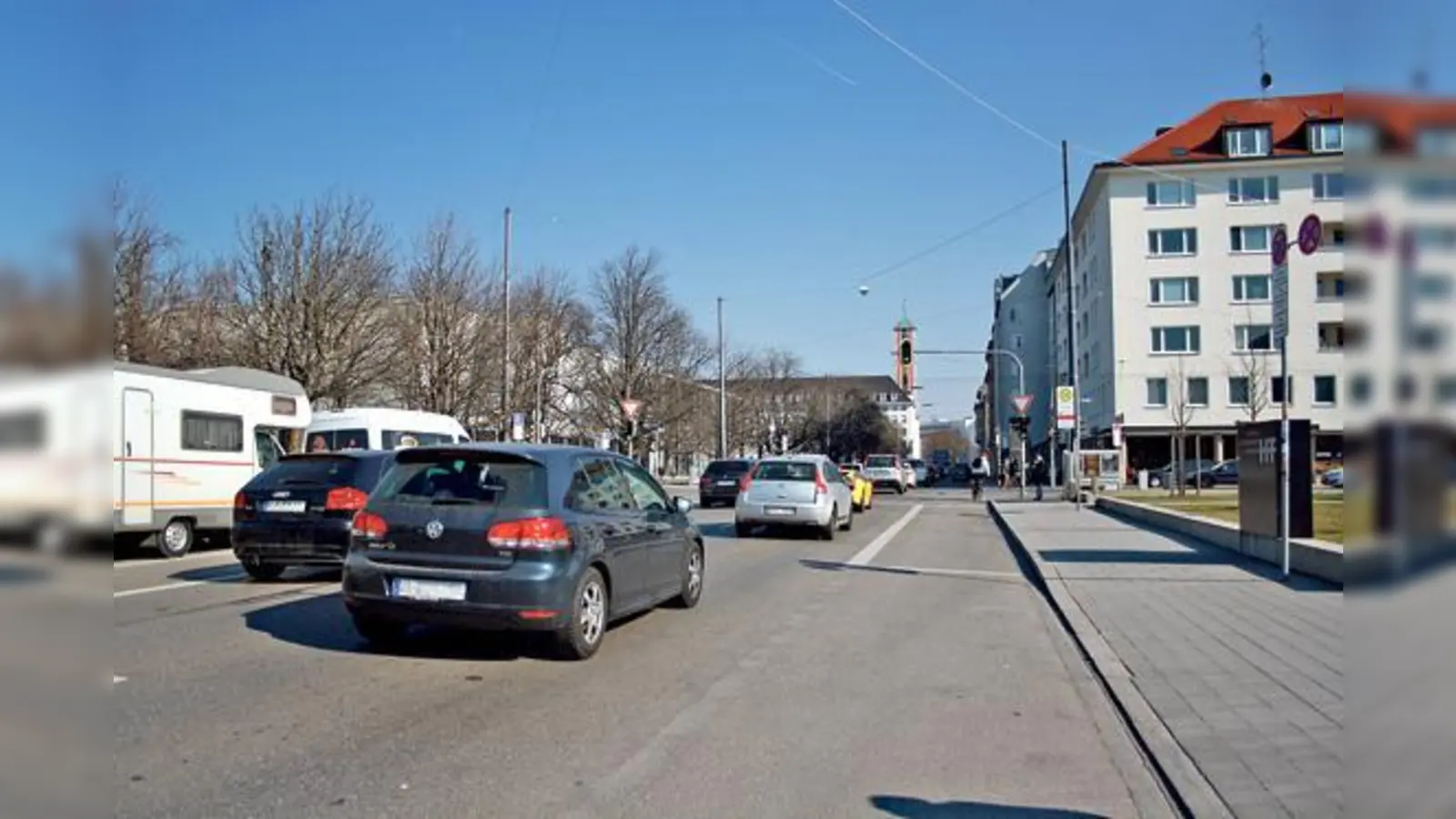 Wie eine kleine Autobahn: Die dreispurige Einbahnregelung im Pinakothekenviertel kommt auf den Prüfstand.	 (Foto: js)