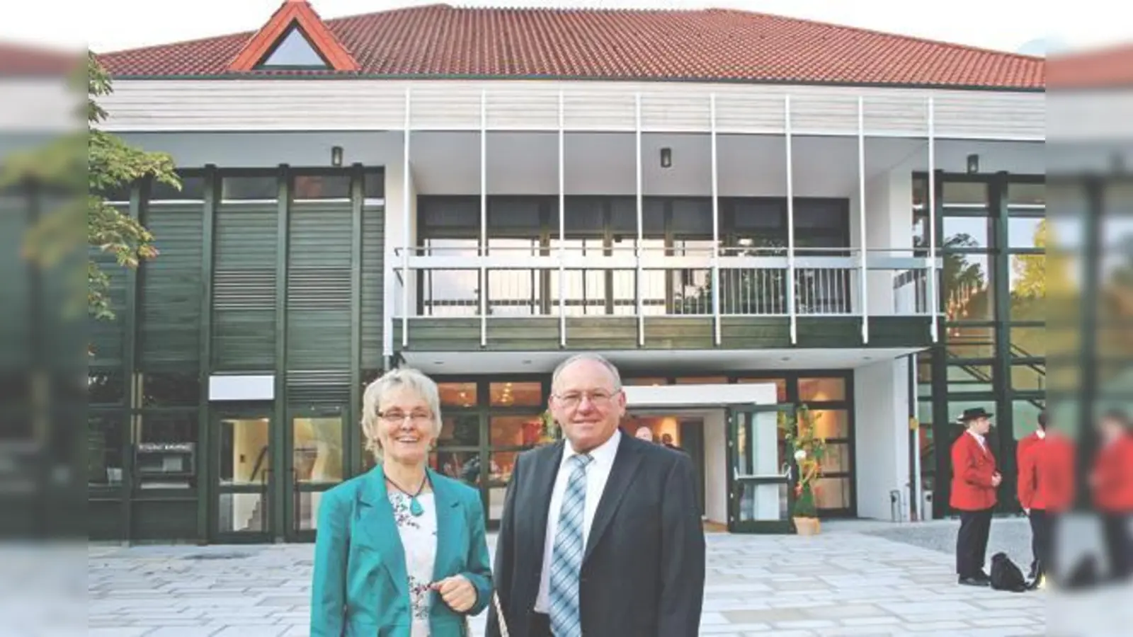 Wiedereröffnung des Echinger Bürgerhauses: Erster Bürgermeister Josef Riemensberger und seine Frau bei den Feierlichkeiten. 	 (Foto: ws)