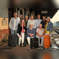 D‘ Forstenriada spielen das Stück „Es fährt kein Zug nach Irgendwo“ von Winnie Abel. (Foto: TSV)