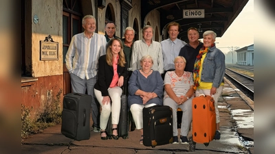 D‘ Forstenriada spielen das Stück „Es fährt kein Zug nach Irgendwo“ von Winnie Abel. (Foto: TSV)