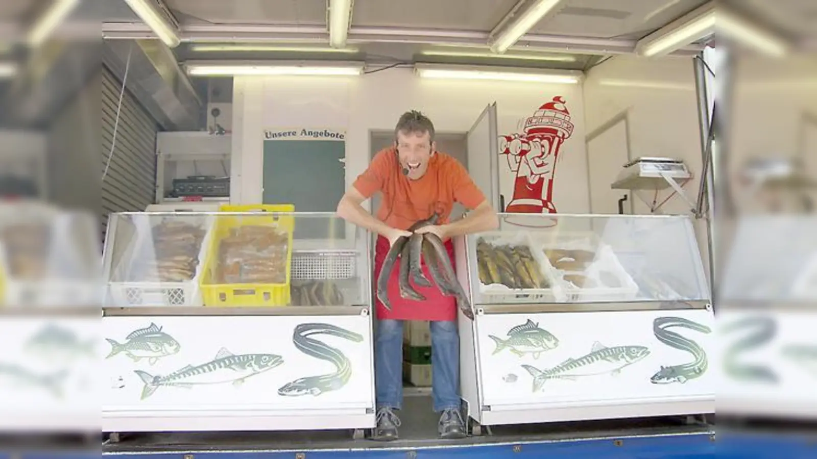 »Aal-Hinnerk« in seinem Element. Die verkauften Fische wickelt er gern in Seemannsgarn. (Foto: VA)