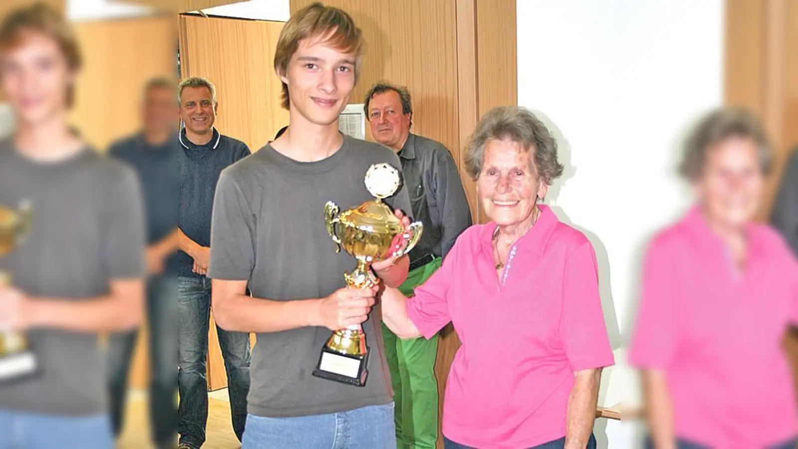 Dominik Huber, hier mit Anneliese Thiermann, hat heuer den Thiermann-Pokal gewonnen.	 (Foto: privat)