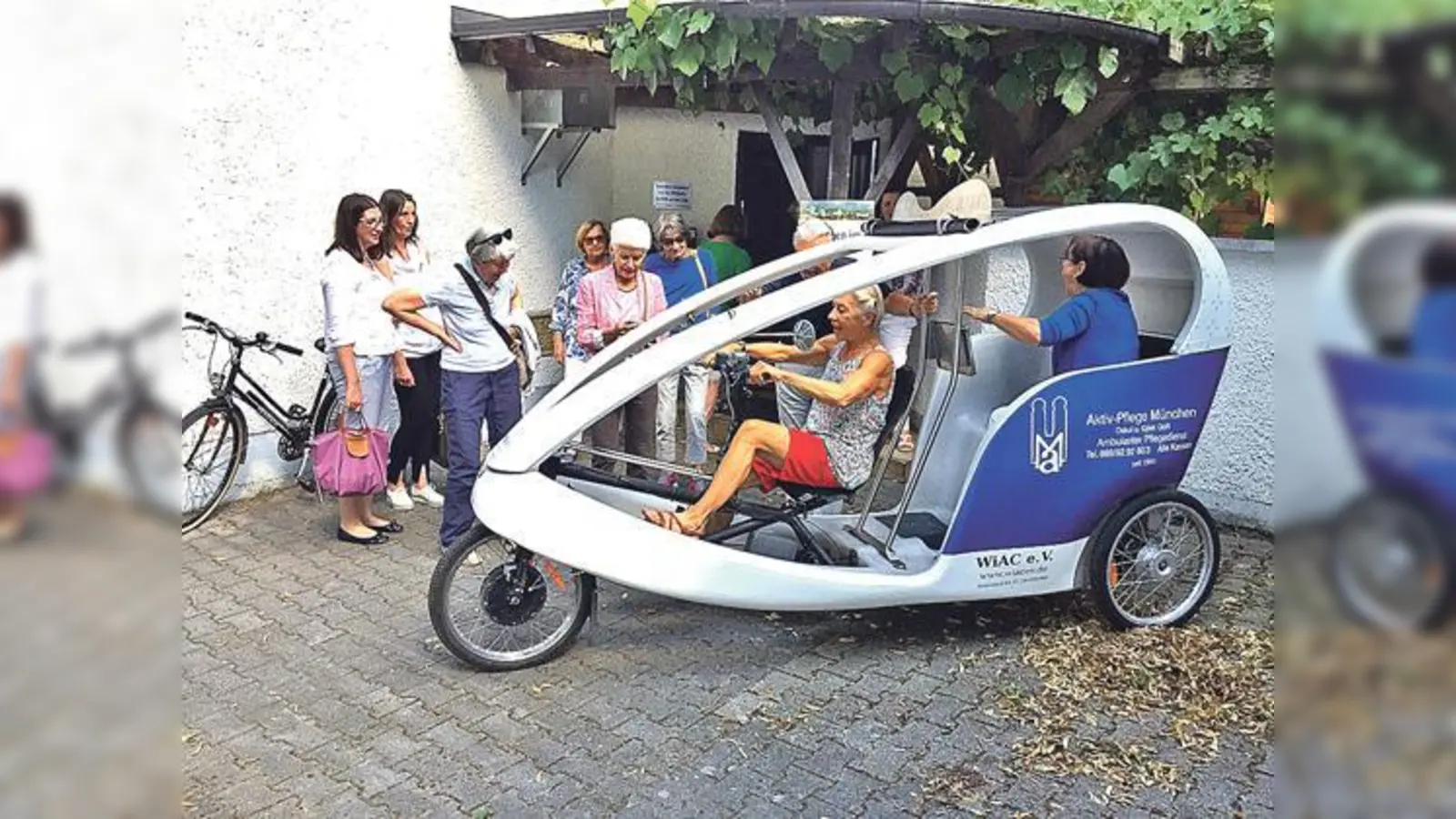 Die neue WiAC e.V.-E-Rikscha bei der ersten Vorführung hier mit der WiAC-Betreuerin Marlene Steck-Kirschner (Fahrerin) und Vorstand Monika Faden als Fahrgast.	 (Foto: VA)