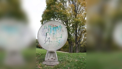 Physik zum Anfassen (und Hinhören): eine der beiden Parabolspiegel in der Grünanlage. (Foto: job)