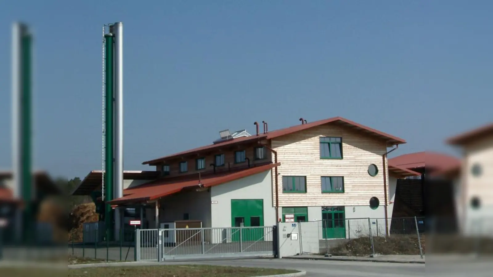 „Das Biomasse-Heizkraftwerk soll in erster Reihe Strom produzieren, der ins öffentliche Stromnetz eingespeist wird. Als Nebenprodukt fällt Wärmeenergie ab, die in Form von Heißwasser in ein Fernwärme-Rohrsystem mit circa 60 Grad Celsius gespeist wird. Das Vorbild dafür war und ist das Werk in Sauerlach,“ so Biowärme-Geschäftsführer Markus Wahl. (Foto: Gemeinde Sauerlach)