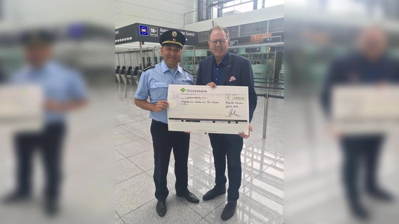 Der Leiter der Bundespolizei am Flughafen, Detlef Karioth (links), übergab Thomas Bihler vom Flughafenverein München einen Spendenscheck. (Foto: Bundespolizei)