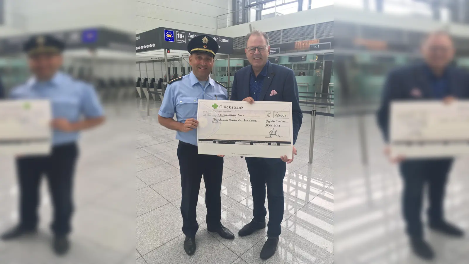 Der Leiter der Bundespolizei am Flughafen, Detlef Karioth (links), übergab Thomas Bihler vom Flughafenverein München einen Spendenscheck. (Foto: Bundespolizei)