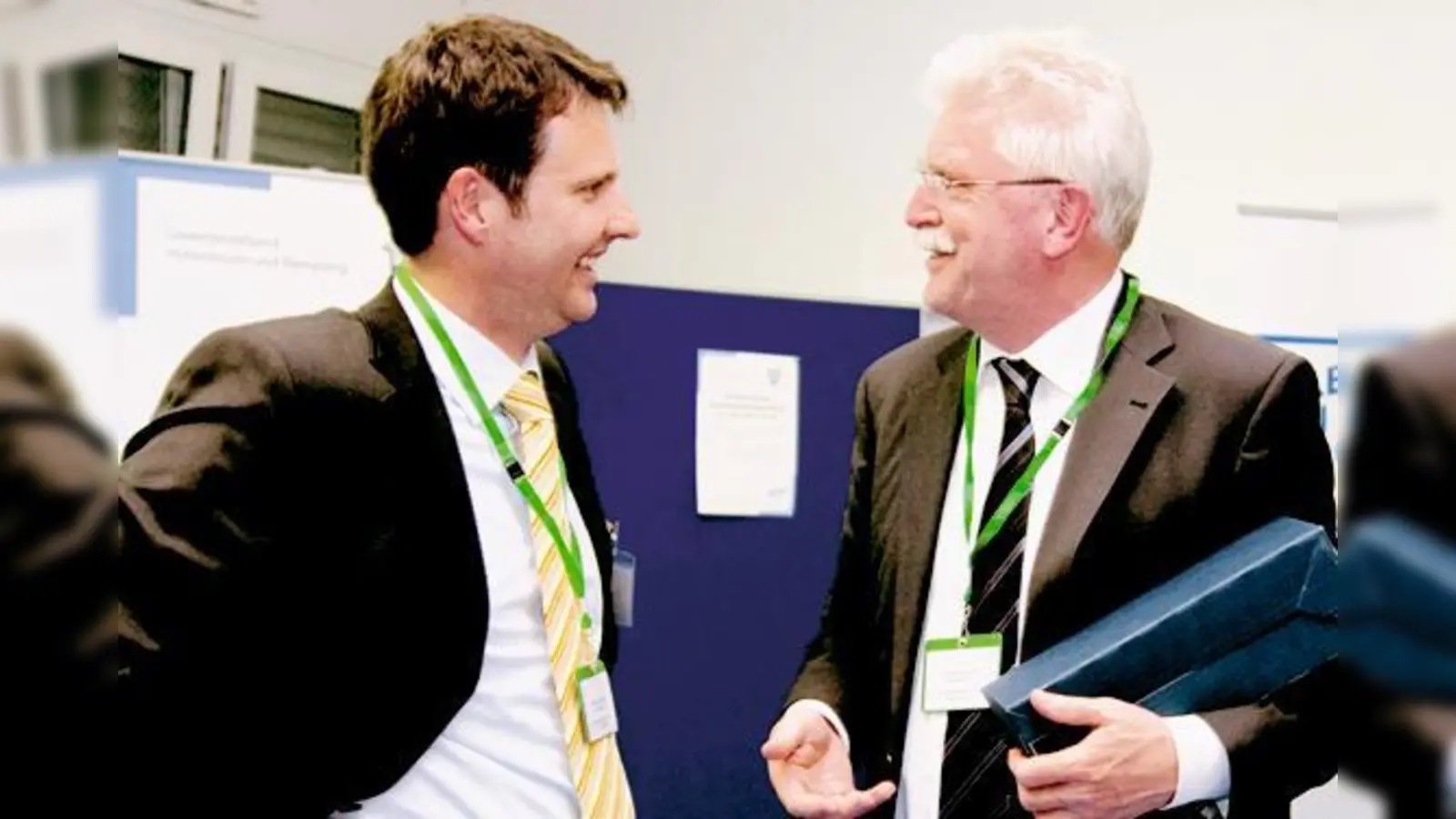 Der Vorstand des Gewerbeverbandes Hohenbrunn und Riemerling, Andreas Schlick, überreicht dem Wirtschaftsminister, Martin Zeil, als Gastgeschenk eine Flasche guten italienischen Weines.   (Foto: Privat)