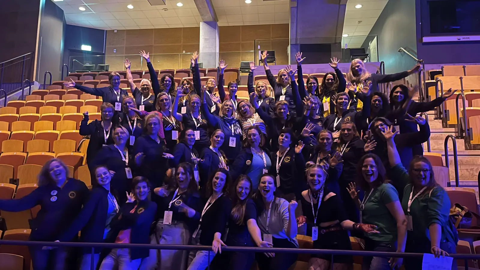 Die Mitglieder der A Cappella Company feiern ihren 9. Platz bei der EM in Helsingborg. (Foto: A Cappella Company Dachau )