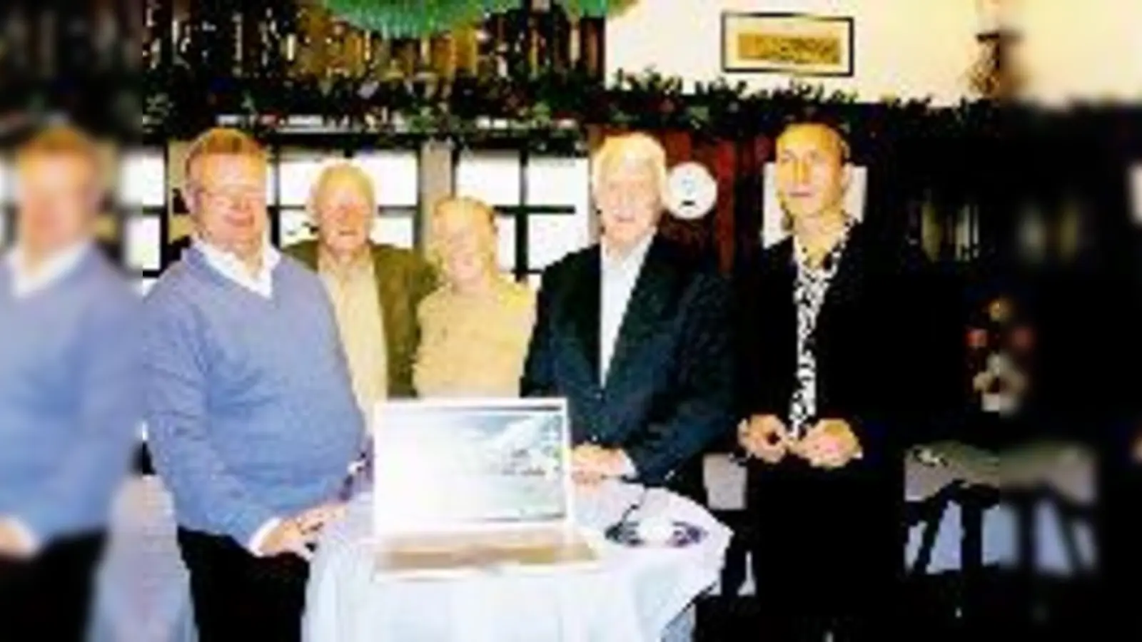 Von rechts: Architekt Martin Wittmann, SVN-Vorsitzender Norbert Kreitl, Schatzmeisterin Gerlinde Lehmpfuhl, 2. Vorsitzender Bernhard Hartard und 3. Vorsitzender Detlef Schard stellten die neuen Pläne vor.  (Foto: Föll)